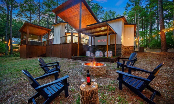 Pickens Cabin | BRAND NEW Outdoor Theater - Outdoor Lounge, Hot Tub & Games