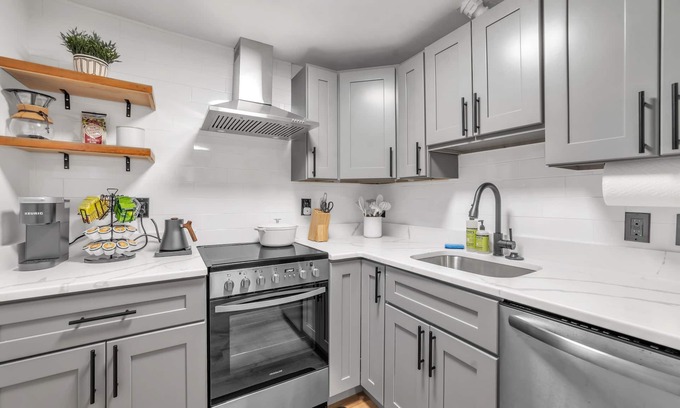 Metro Center Apartment | Brand New Studio Brownstone On A Historic St!
