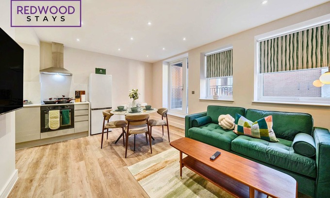 Rushmoor District Apartment | Brand New, Town Center, FREE FAST WiFi, Balcony by Redwood Stays