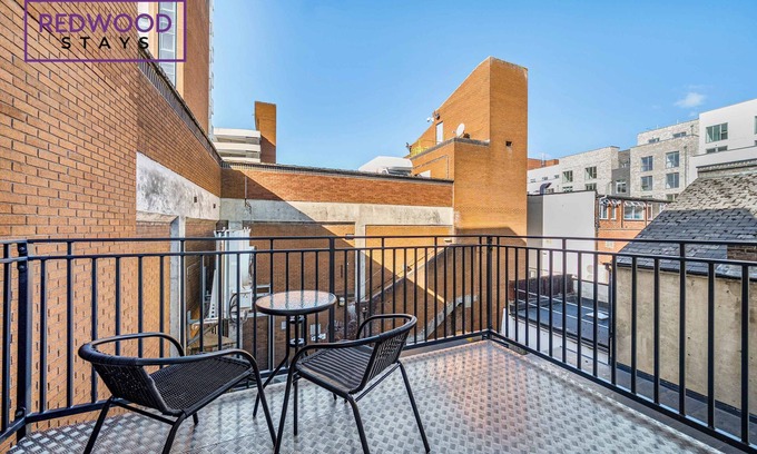 Rushmoor District Apartment | Brand New | Town Center | FREE WiFi | Balcony