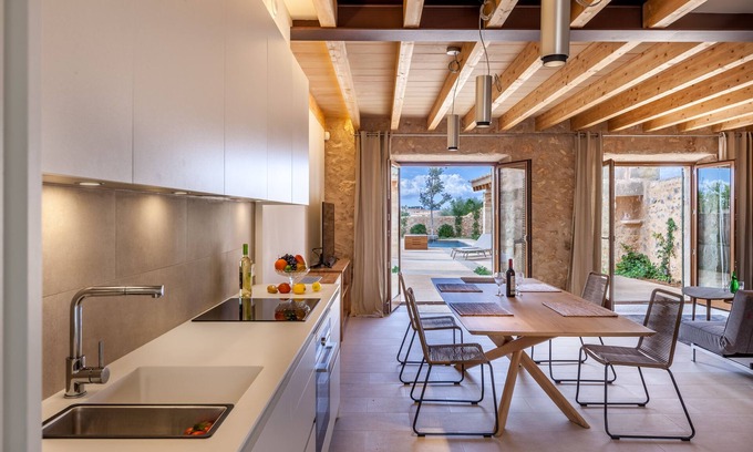 Consell House | Brand new. Very well maintained! Great decor. Ideal for families and groups