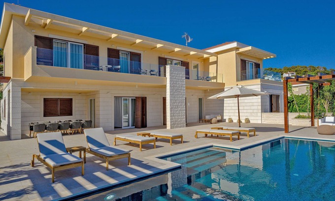 Hvar House | Brand New Villa/Amazing sea views/close to City and Beach/Heated pool/Sauna/Gym
