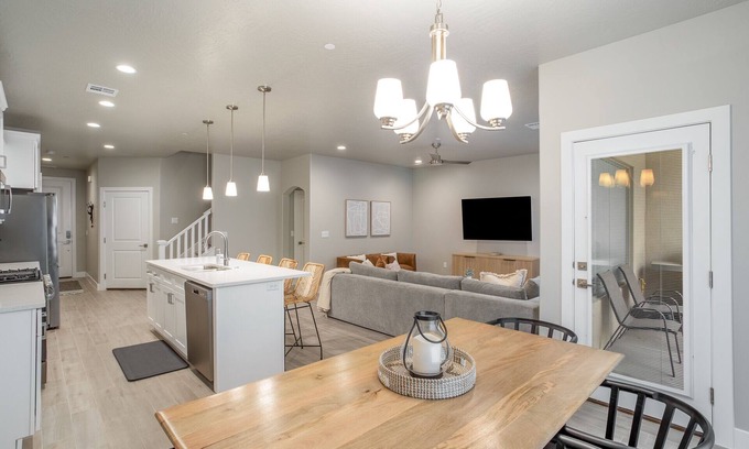 Hurricane House | Brand New Zion Village Getaway+ Pool/Hot Tub l Family Friendly l Sleeps 12