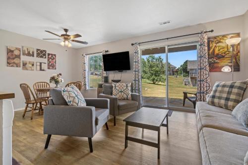 Table Rock House | Branson Fall Creek Retreat with Deck Views
