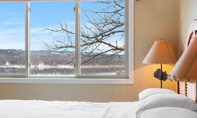 Indian Point Condo | Branson Lake Escape : Condo with Marina