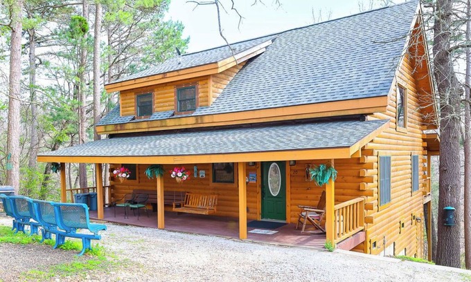 Blue Eye Cabin | Branson Missouri Luxury Log Cabin on Quiet Pine Ridge forest above Lake, Jacuuzi