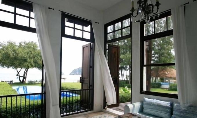 Sam Roi Yot Hotel | Brassiere Beach Resort