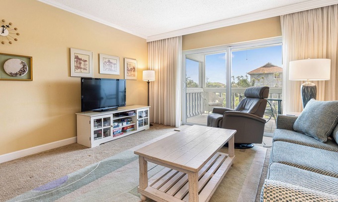 Sanibel Condo | Breakers West B6 *14 Night Minimum Jan - April, 4 Night minimum May - Dec*