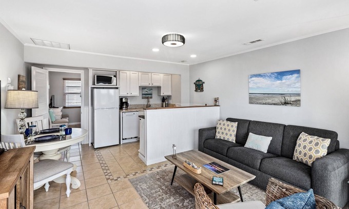 Isle of Palms Condo | Breaking Away 1br/1ba + Sleeper, 2nd fl Ocean Peek