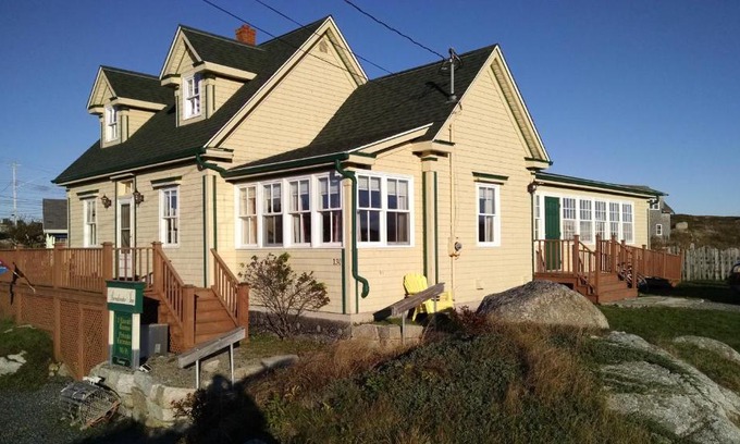Peggy's Cove Bed & Breakfast | Breakwater Inn