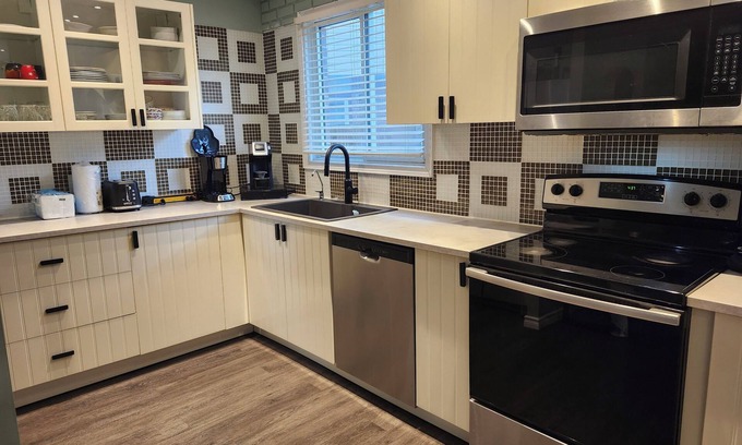 Riverside House | Breathtaking 5 Bedroom 2 Bathroom Entire House Near the Riverside