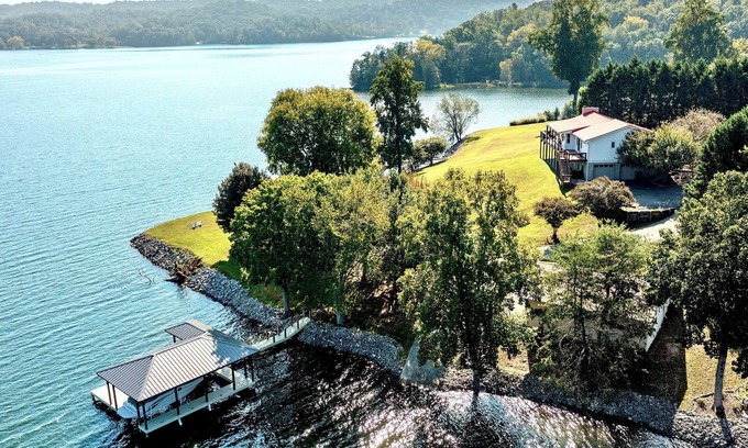 Ten Mile House | Breathtaking Lake Views | Private Boat Ramp, Sleeps 12!