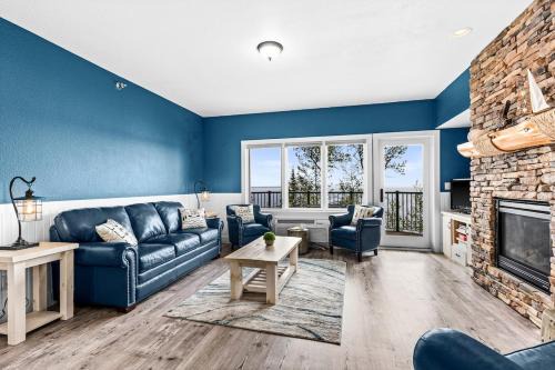 Two Harbors Apartment | Breathtaking Lake Views King Suite, Queen Beds, Kitchen and Heated Indoor and Outdoor Pools