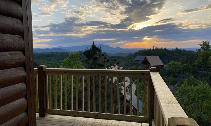 Sevierville Cabin | Breathtaking Mountain Views. Close to Gatlinburg, Pigeon Forge.