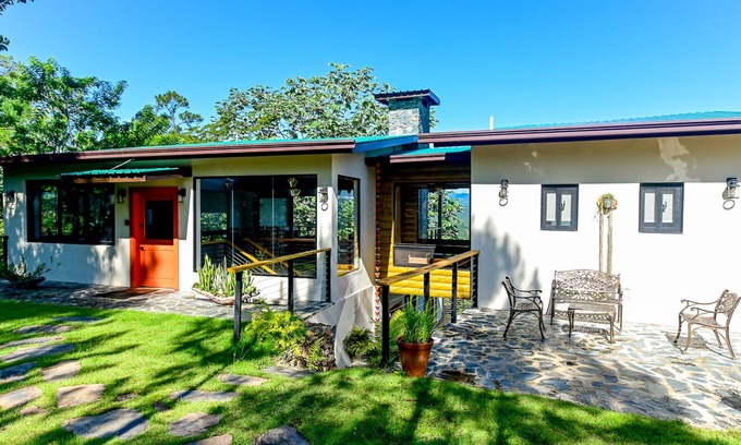 Jarabacoa Villa | Breathtaking Mountain Views, Spacious 4 Bed Home, Jacuzzi & Close to Town