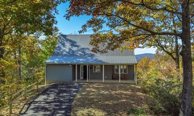 Fairview House | Breathtaking Mountain Views - 20 Min to Asheville