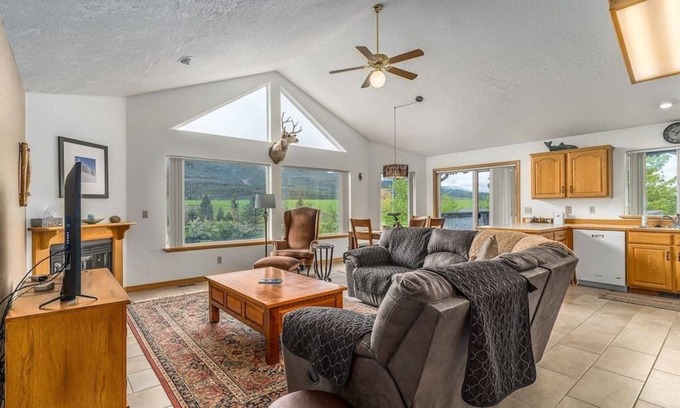 Kellogg Condo | Breathtaking Mountain View Townhouse by the River