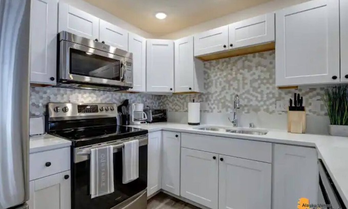 Midtown Anchorage Apartment | Breathtaking newly remodeled 2 bed, 1 bath unit
