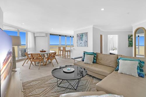 Surfers Paradise Apartment | Breathtaking Ocean View & Beachside 3 Bedrooms Apartment
