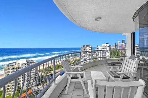 Surfers Paradise Apartment | Breathtaking Ocean View 3-Bedroom Apartment with Parking