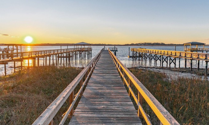 Savannah House | Breathtaking Sunset Views on River w/Private Dock by Lucky Savannah