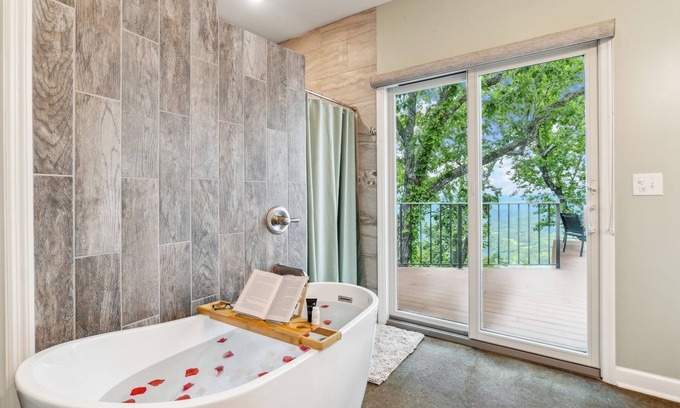 Lookout Mountain House | Breathtaking View - Soaking Tub - Fire Pit - Grill