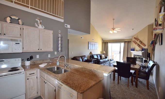Osage Beach Condo | Breathtaking view! 2 Pools & Beach - 4 Enclosed Bedrm/3 bth/40' BoatSlip Avlb.