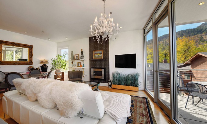 Flagstaff Apartment | Breathtaking Views! 15 minute walk to Pearl St. & 5 minutes to Hiking.