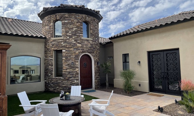 Rio Verde Foothills House | Breathtaking views and trails all over