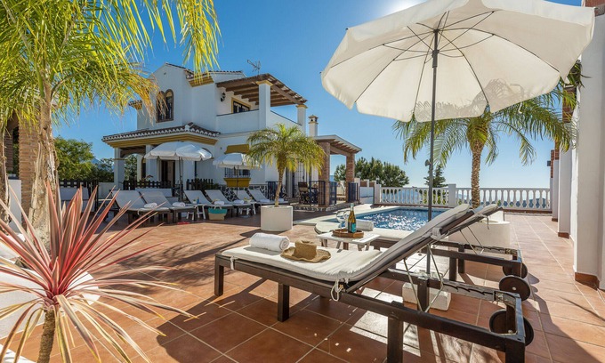 Torrox Villa | Breathtaking views, big swimming pool, Balinese bed, Jacuzzi, Gym . a dream.