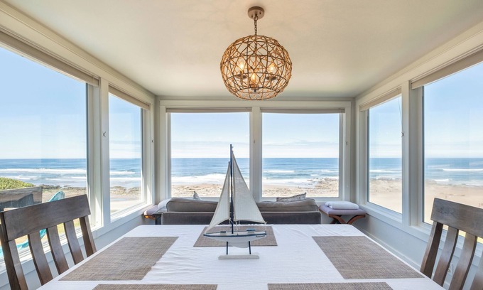 Lincoln City House | Breathtaking views of sand the surf