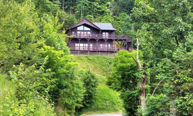 Gatlinburg - Pigeon Forge House | Breathtaking Views await you and your family.