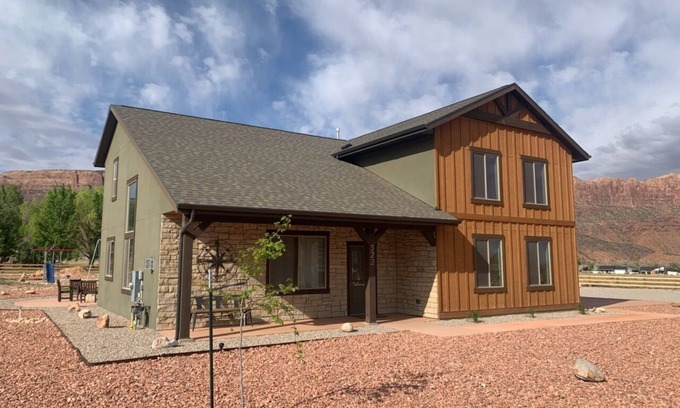 Moab South Valley House | Breccia House, plenty of parking! Sleeps 15