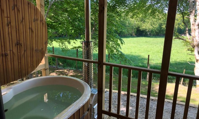 East Lewiston Ski Chalet | Breckland Lodge 3 with Hot Tub