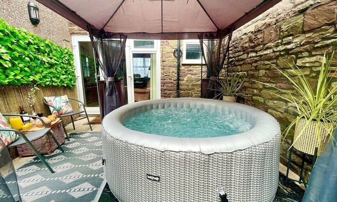 Crickhowell Cottage | *Brecon Beacons,Log Burner, hot tub Dogs Welcome*