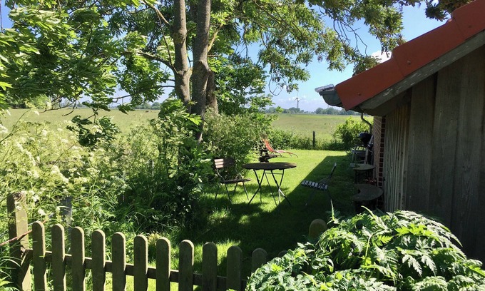 Butjadingen House | Breekate vacation apartment Gustav - surrounded by greenery