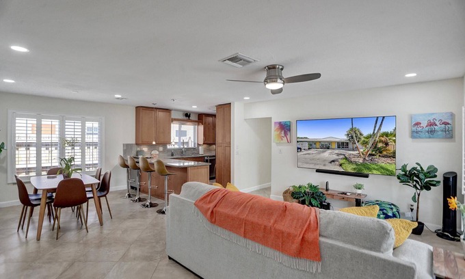 Wilton Manors Apartment | Breeze Garden Mid-Century Modern Apartment