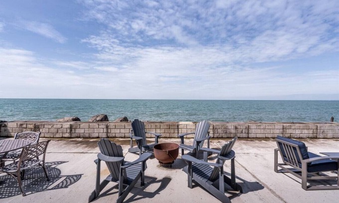 Leamington Cottage | Breezeway Lakehouse · Near Point Pelee!