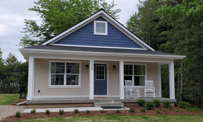 Miami Park House | Breezy Beach - Lake Michigan Access , private hot tub!