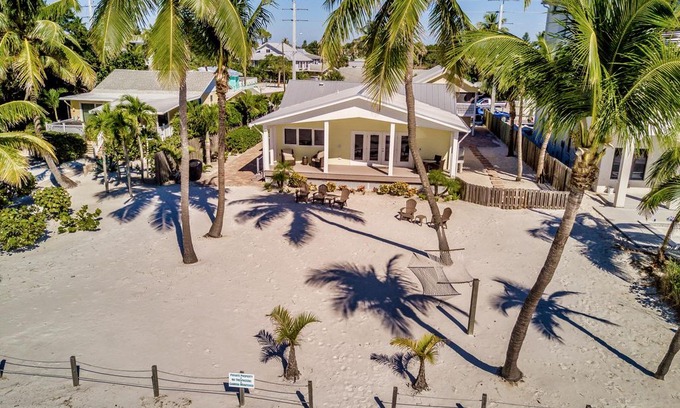 Mid Island House | Breezy Beach Cottages