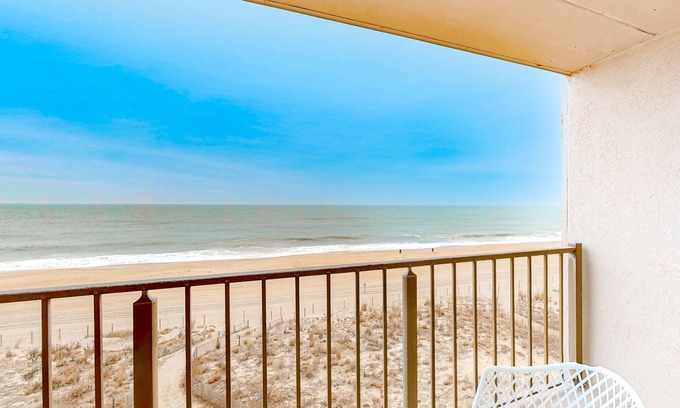North Ocean City Condo | Breezy beachfront condo with balcony, W/D, hot tub, & full kitchen