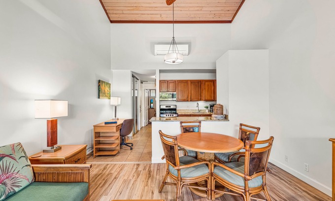 Napili Condo | Breezy condo with wood and tile floors