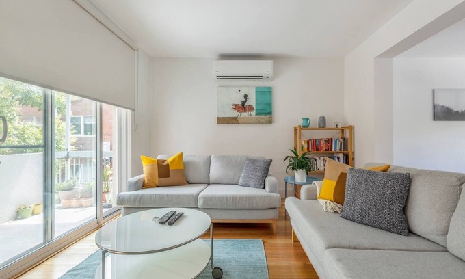 St. Kilda East Apartment | Breezy East A Light filled Family Retreat