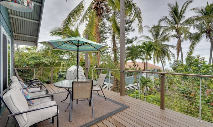 Kona Palisades Cottage | Breezy Kailua-kona Bungalow w/Lanai & Ocean View!