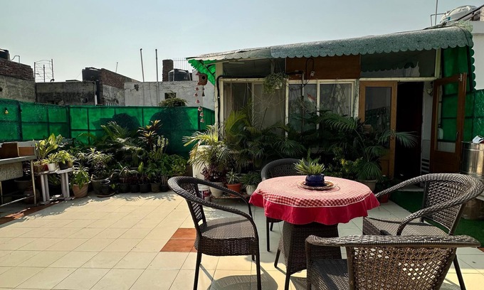 New Delhi Apartment | Breezy Rooftop Retreat , Centrally located !