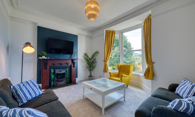 Hele House | Brent House - 4 bedroom home close to shops, harbour & beaches