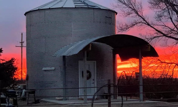 Arnold House | Brent & Jean's Grain Bin Inn Barnn