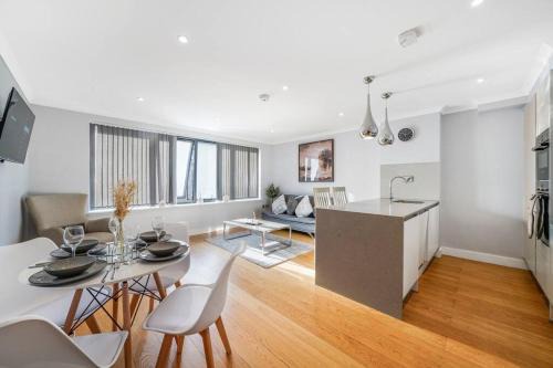Syon Apartment | Brentford's Oasis with Gated Parking