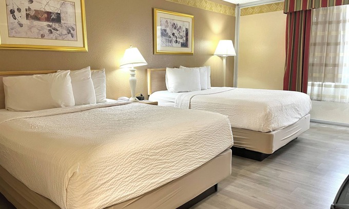 Farmington Hotel | Brentwood Inn & Garden