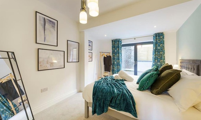 Staple Hill Apartment | Bressingham - 2 Bedroom Luxury Apartment by Mint Stays